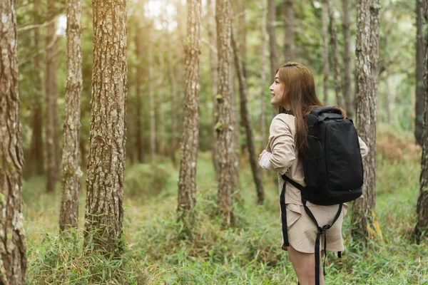 Jeune Femme Heureuse Portant Sac Dos Voyage Marche Dans Forêt — Photo