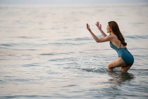 Alegre Joven Mujer Traje Baño Jugando Salpicaduras Agua Playa Del — Foto de Stock