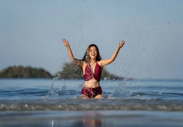 Alegre Joven Mujer Traje Baño Jugando Salpicaduras Agua Playa Del — Foto de Stock