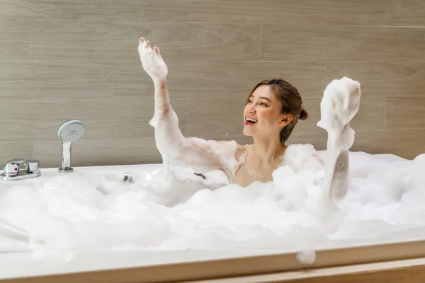 Joven Mujer Jugando Toma Baño Burbujas Bañera Con Espuma —  Fotos de Stock