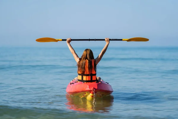 Frau Schwimmweste Paddelt Mit Kajakboot Meer — Stockfoto