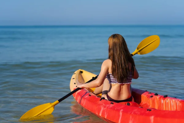 Mujer Traje Baño Remando Bote Kayak Mar — Foto de Stock