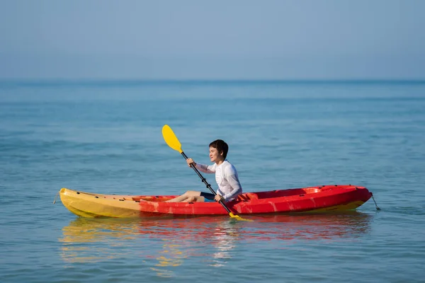 Uomo Remare Una Barca Kayak Mare — Foto Stock