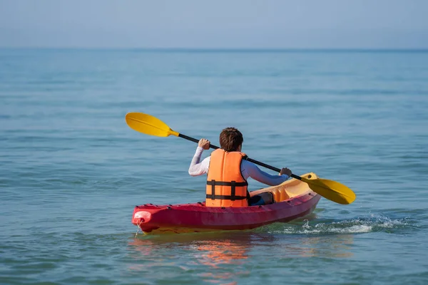 Uomo Giubbotto Salvataggio Remare Una Barca Kayak Mare — Foto Stock
