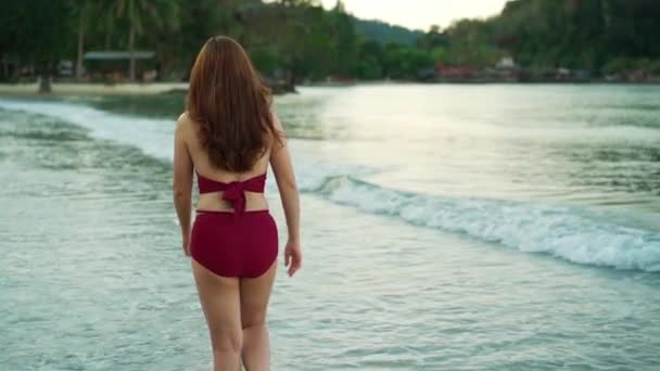 Cámara Lenta Mujer Alegre Traje Baño Caminando Playa Del Mar — Vídeo de stock