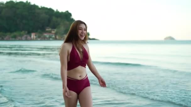 งสาวท ความส ขในช ายน นบนชายหาดทะเลท เกาะช ประเทศไทย — วีดีโอสต็อก