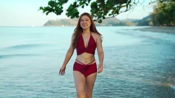 在泰国的高昌岛上 身穿泳衣的快乐的年轻女子走在海滩上 — 图库视频影像