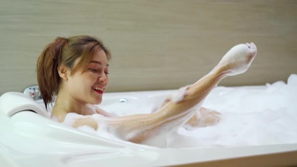 Jovem Mulher Relaxante Toma Banho Espuma Banheira Com Espuma — Vídeo de Stock