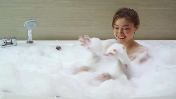 Genç Bir Kadın Oynuyor Köpükle Banyo Yapıyor — Stok video