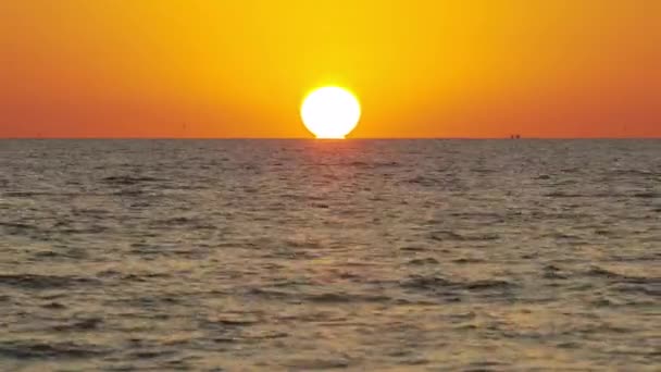 Indahnya Matahari Terbenam Atas Laut — Stok Video