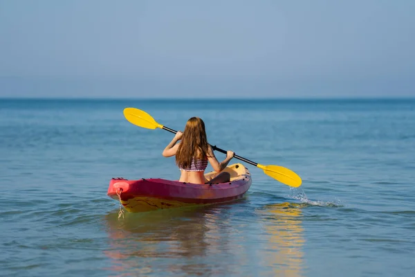 Donna Costume Bagno Pagaia Una Barca Kayak Mare — Foto Stock