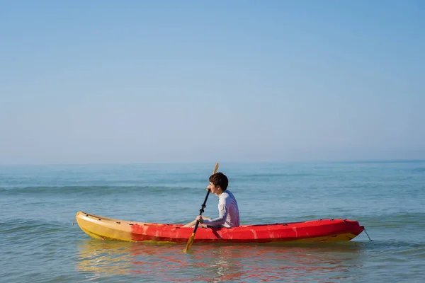 Homem Remando Barco Caiaque Mar — Fotografia de Stock