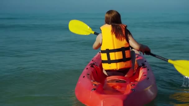 Mujer Chaleco Salvavidas Remando Bote Kayak Mar — Vídeo de stock