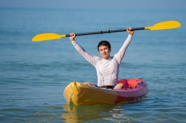 Denizde kano süren bir adam.