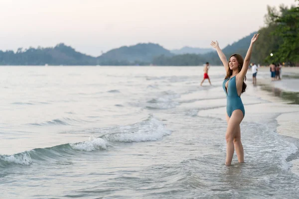 Glad Ung Kvinna Baddräkt Med Armarna Upphöjda Havet Stranden Koh — Stockfoto