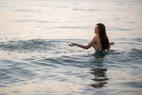 Alegre Joven Mujer Traje Baño Jugando Salpicaduras Agua Playa Del — Foto de Stock