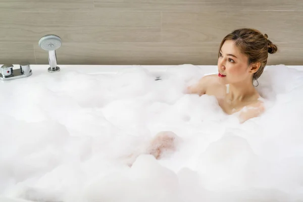 Mujer Joven Relajante Toma Baño Burbujas Bañera Con Espuma — Foto de Stock