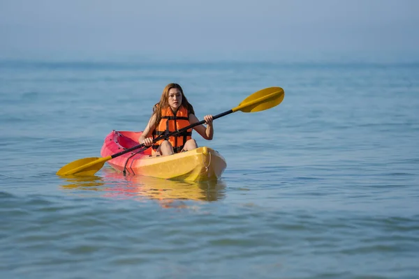 Femme Gilet Sauvetage Pagayant Kayak Bateau Dans Mer — Photo