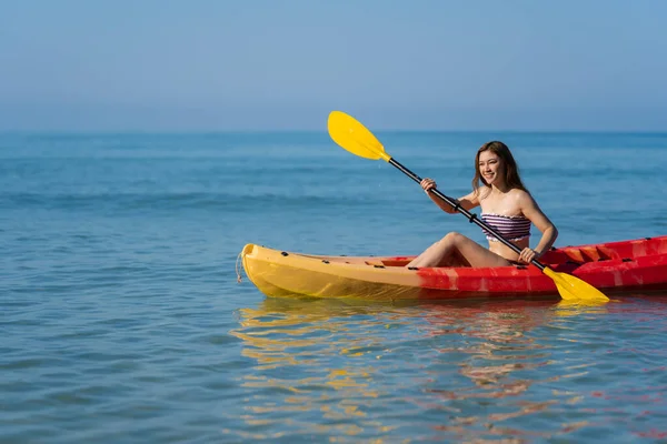 Femme Maillot Bain Pagayant Kayak Bateau Dans Mer — Photo