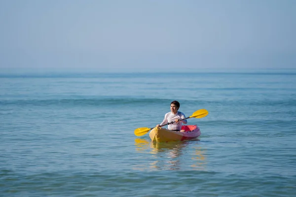 Hombre Remando Bote Kayak Mar — Foto de Stock