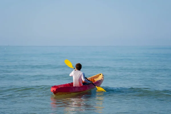 Homme Pagayant Kayak Bateau Dans Mer — Photo