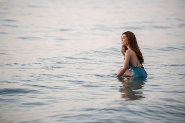 Tayland 'ın Koh Chang adasındaki deniz sahilinde mayo giymiş mutlu bir kadın.