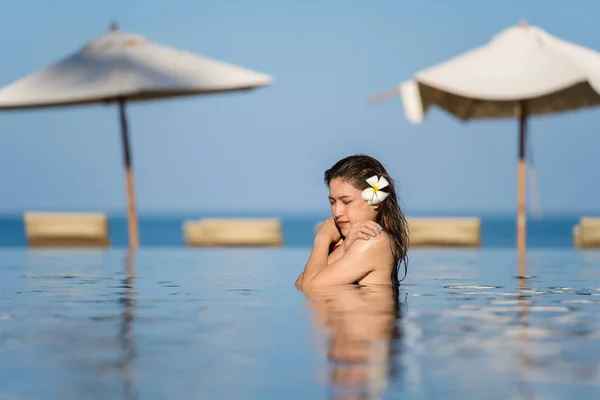 Jovem Mulher Maiô Está Nadando Uma Piscina Mergulho Frio — Fotografia de Stock