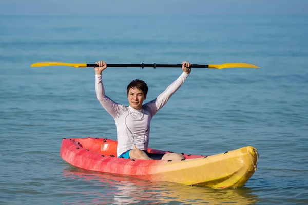 Uomo Remare Una Barca Kayak Mare — Foto Stock