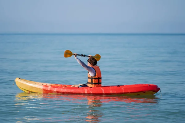 Uomo Giubbotto Salvataggio Remare Una Barca Kayak Mare — Foto Stock