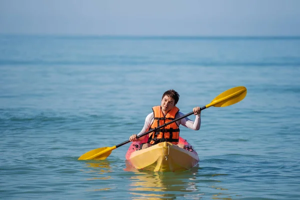 Hombre Con Chaleco Salvavidas Remando Bote Kayak Mar — Foto de Stock