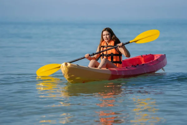 Donna Giubbotto Salvataggio Remare Una Barca Kayak Mare — Foto Stock