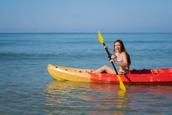 Donna Costume Bagno Pagaia Una Barca Kayak Mare — Foto Stock