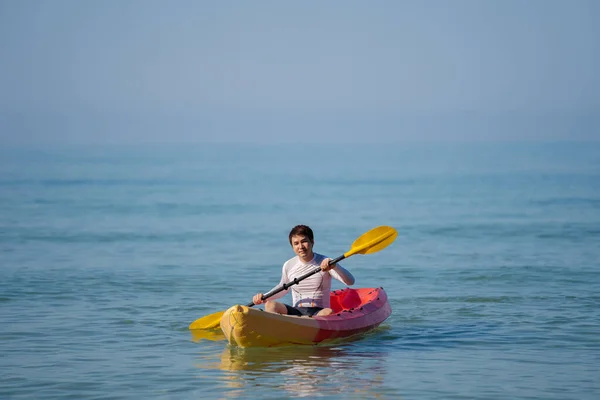 Homem Remando Barco Caiaque Mar — Fotografia de Stock