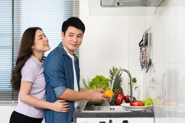 Mutlu Genç Çift Evdeki Mutfaktaki Lavaboda Biber Sebze Yıkıyor Kadın — Stok fotoğraf
