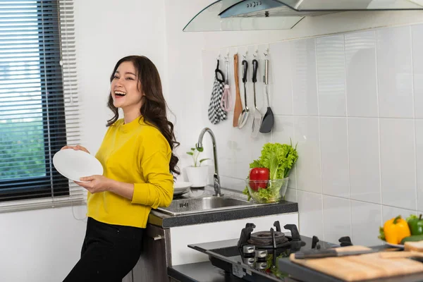Счастливая Молодая Женщина Мыла Посуду Раковине Кухне Дома — стоковое фото