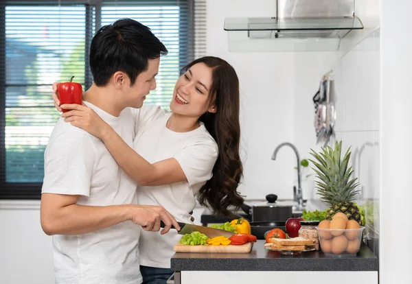 Young Couple Preparing Vegetables Cooking Together Kitchen Home Woman Hugging — Stock Photo, Image