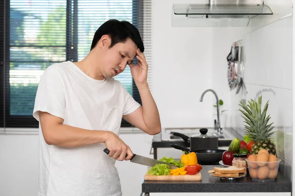 Homem Cansado Com Preparação Legumes Para Cozinhar Cozinha Casa — Fotografia de Stock