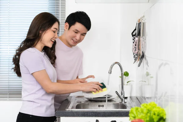 Feliz Casal Jovem Lavar Pratos Juntos Pia Cozinha Casa Imagens De Bancos De Imagens