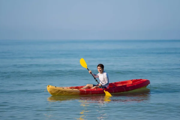 Uomo Remare Una Barca Kayak Mare — Foto Stock