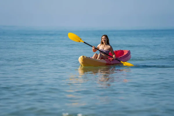 Femme Maillot Bain Pagayant Kayak Bateau Dans Mer — Photo