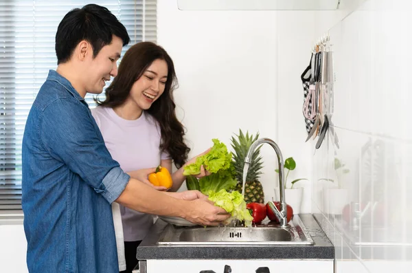 Mutlu Genç Çift Evdeki Mutfakta Lavaboda Sebze Yıkıyor Birlikte Yemek — Stok fotoğraf