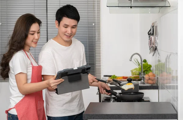 Mladý Pár Vaření Příprava Jídla Podle Receptu Tabletu Počítače Kuchyni — Stock fotografie