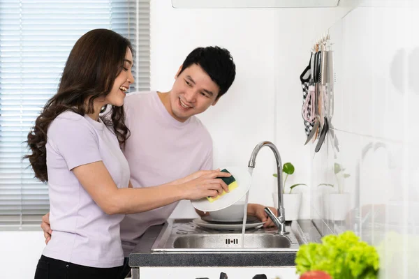 Mutlu Genç Çift Evdeki Mutfakta Birlikte Bulaşık Yıkıyorlar — Stok fotoğraf