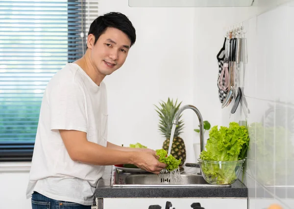 Jovem Feliz Lavando Legumes Pia Cozinha Casa — Fotografia de Stock