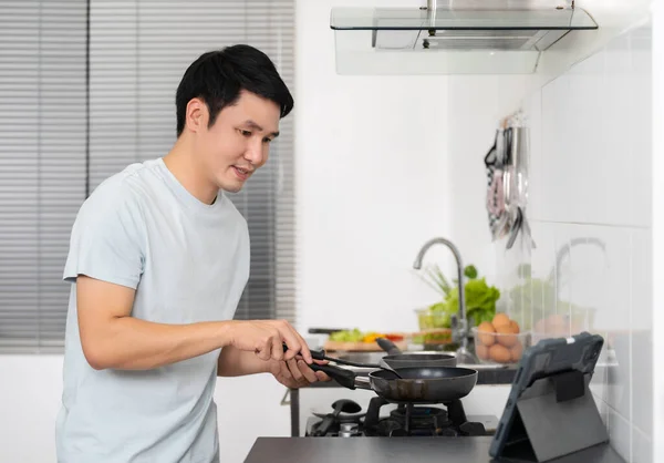 Mladý Muž Vaření Příprava Jídla Podle Receptu Tabletu Počítače Kuchyni — Stock fotografie