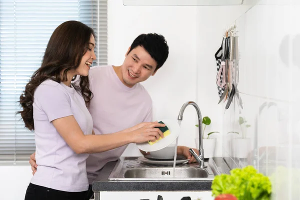 Feliz Casal Jovem Lavar Pratos Juntos Pia Cozinha Casa Fotos De Bancos De Imagens Sem Royalties