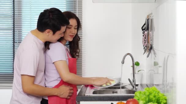 Cuplu Fericit Tineri Spălarea Vaselor Împreună Chiuvetă Bucătărie Domiciliu Bărbatul — Videoclip de stoc