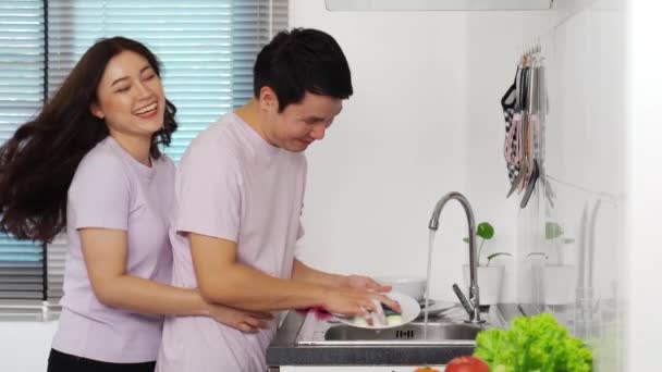 Cuplu Tânăr Prepararea Legumelor Pentru Găti Împreună Bucătărie Acasă Femeia — Videoclip de stoc