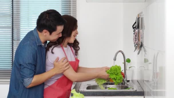 Cuplu Tânăr Veselă Care Dansează Timp Spală Legumele Chiuvetă Bucătărie — Videoclip de stoc