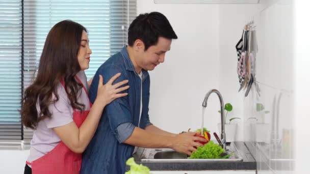 Młoda Para Myjąca Warzywa Zlewie Kuchni Domu Kobieta Robi Masaż — Wideo stockowe